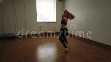 女舞蹈演员在<strong>舞蹈室</strong>排练时训练舞蹈。